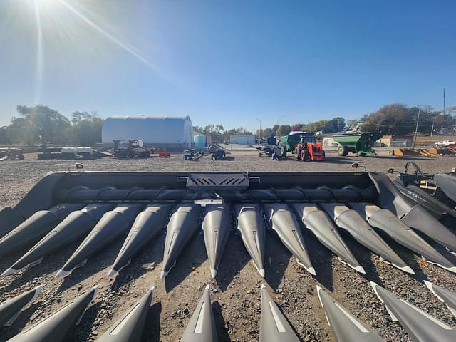 Image of Gleaner 3312 equipment image 2