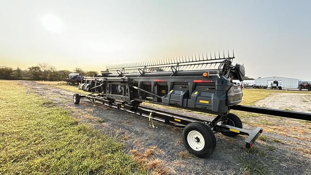 Image of Gleaner 9330 equipment image 3