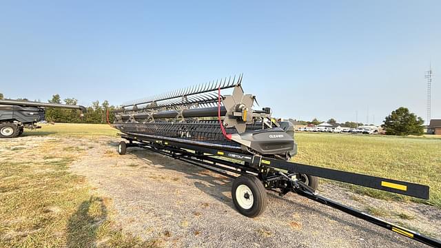 Image of Gleaner 9330 equipment image 2