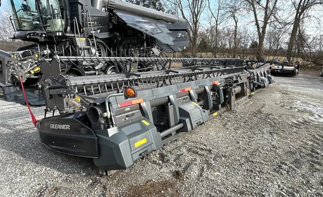 Image of Gleaner 9335 equipment image 2