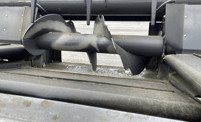 Image of Gleaner 9335 equipment image 4