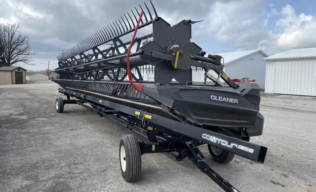 Image of Gleaner 9335 equipment image 3