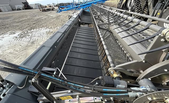 Image of Gleaner 9335 equipment image 4