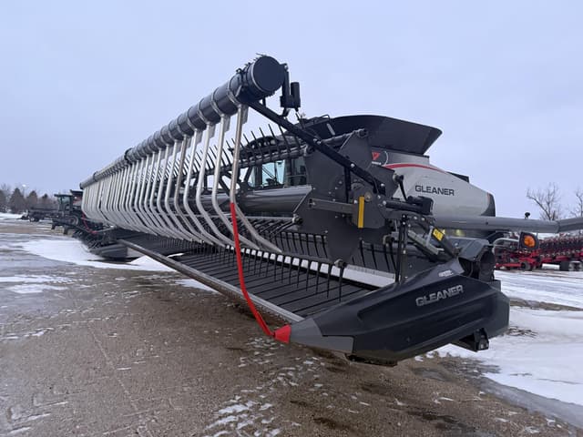 Image of Gleaner 9340 equipment image 4