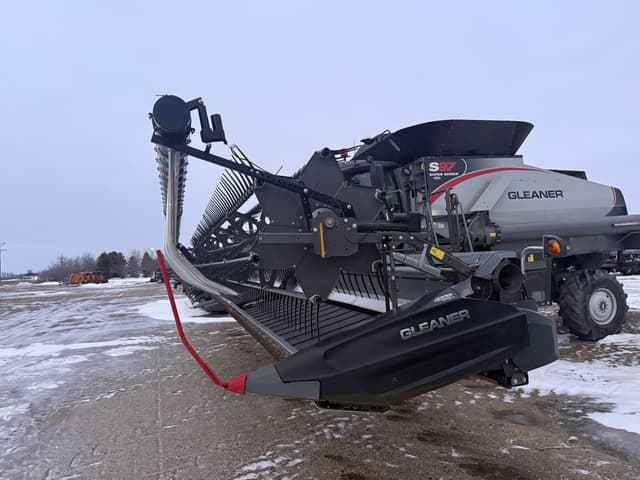 Image of Gleaner 9340 equipment image 3