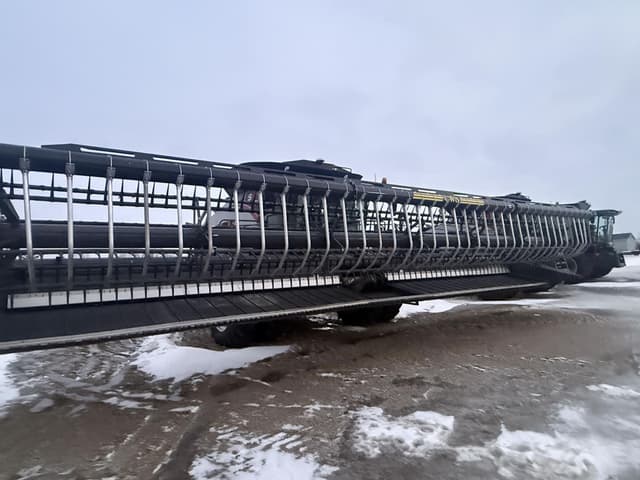 Image of Gleaner 9340 equipment image 1