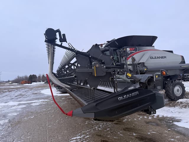 Image of Gleaner 9340 equipment image 3