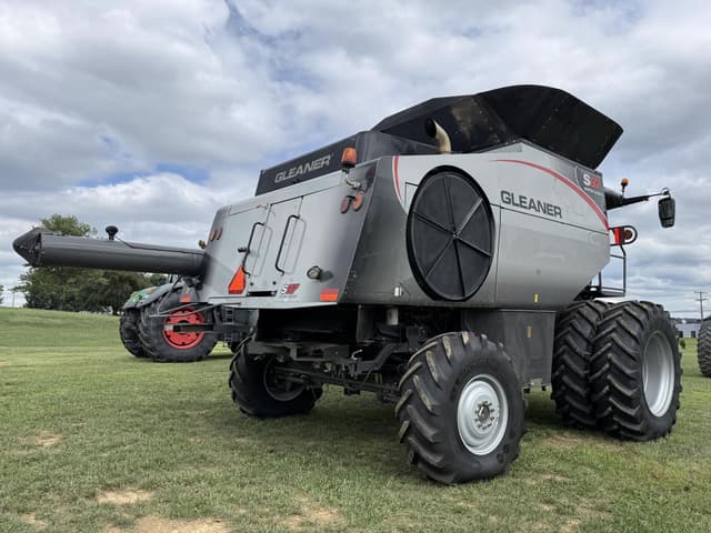 Image of Gleaner S97 equipment image 2