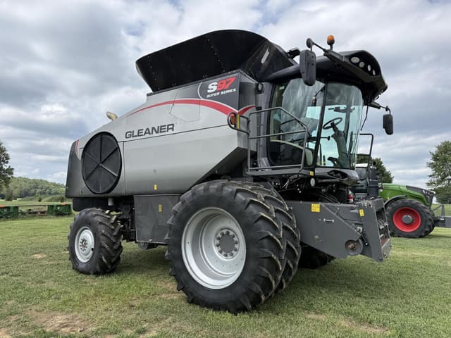 Image of Gleaner S97 equipment image 1