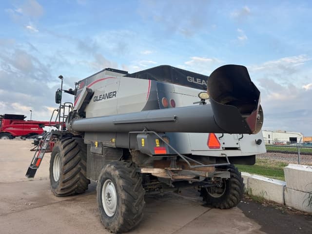 Image of Gleaner S97 equipment image 2