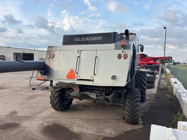 Image of Gleaner S97 equipment image 3