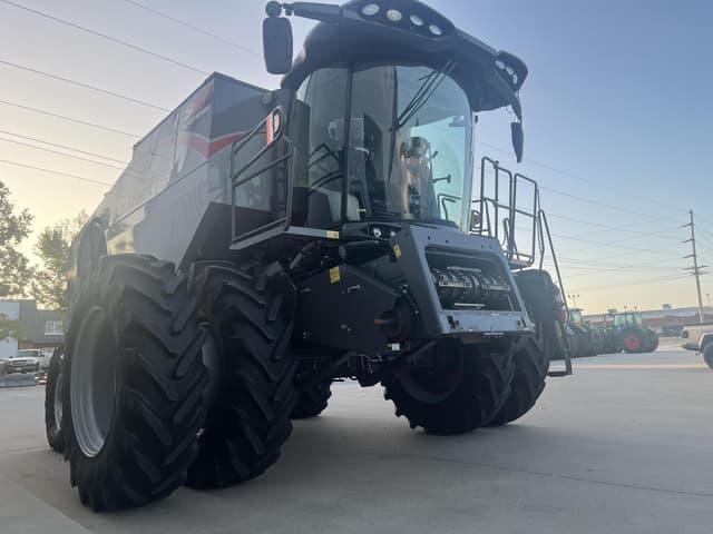 Image of Gleaner S97 equipment image 4