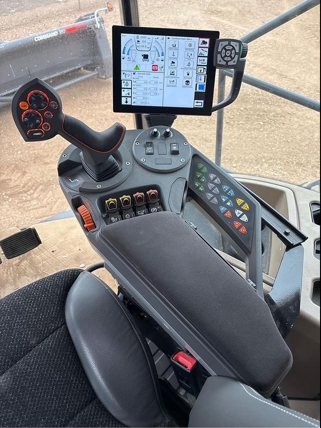 Image of Gleaner S97 equipment image 2