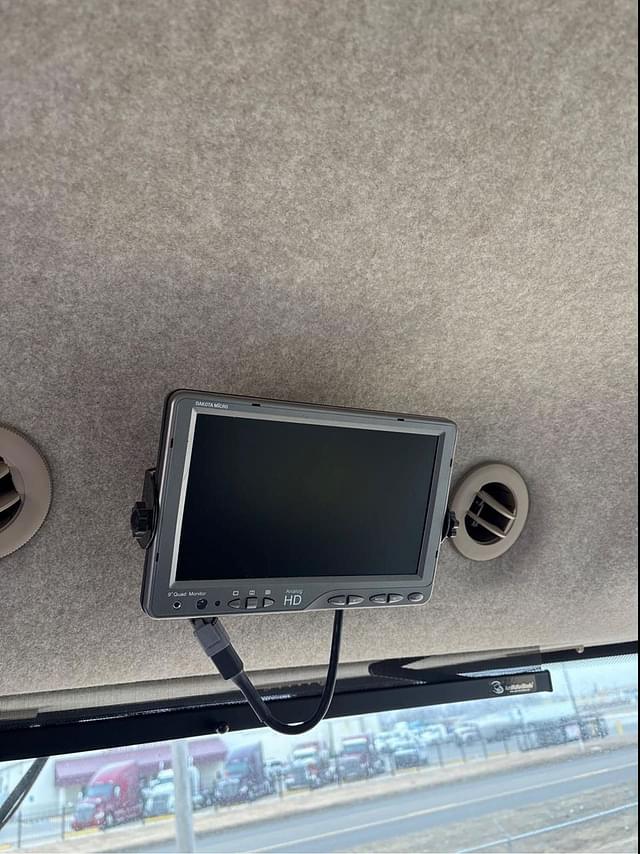 Image of Gleaner S97 equipment image 4