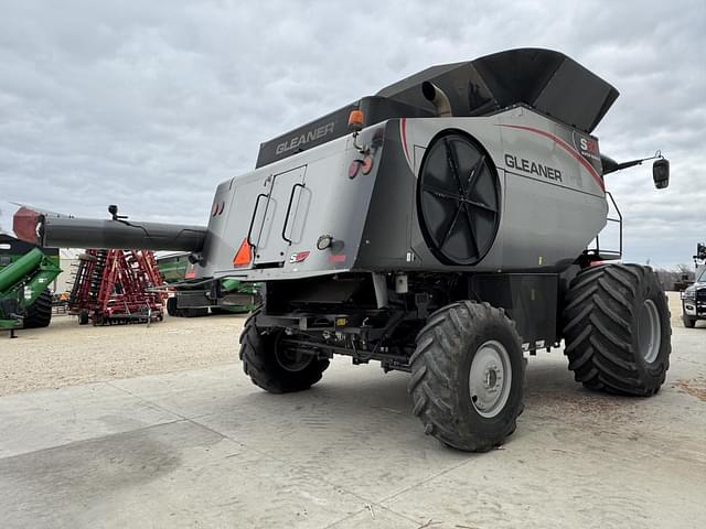 Image of Gleaner S97 equipment image 4