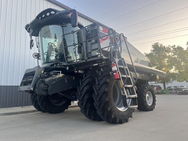 Image of Gleaner S97 equipment image 1