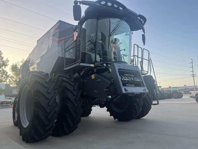 Image of Gleaner S97 equipment image 4