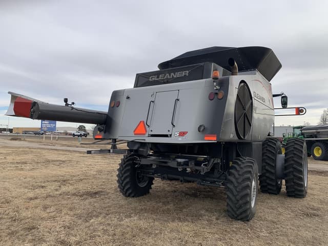 Image of Gleaner S97 equipment image 2