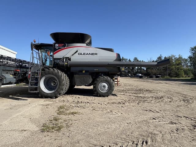 Image of Gleaner S97 equipment image 2
