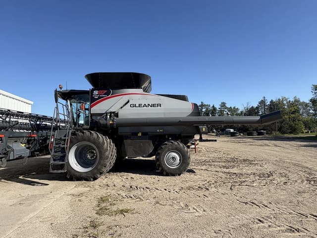 Image of Gleaner S97 equipment image 4