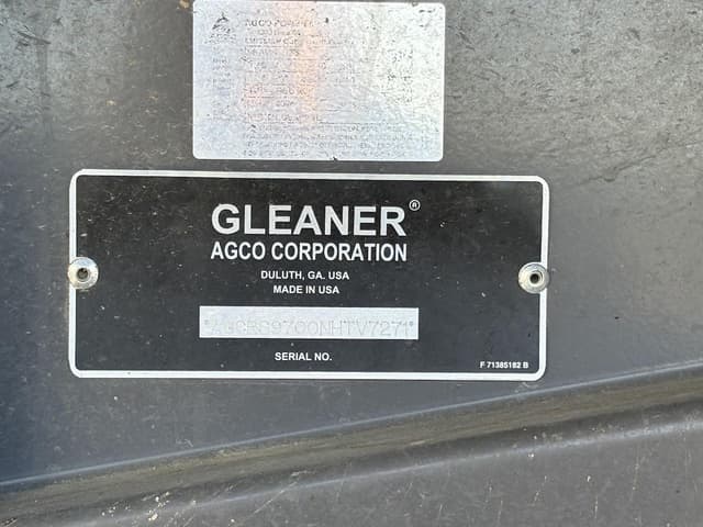 Image of Gleaner S97 equipment image 3