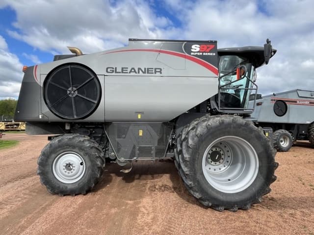 Image of Gleaner S97 equipment image 2