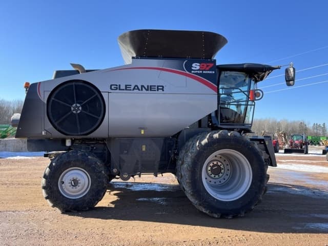 Image of Gleaner S97 equipment image 1