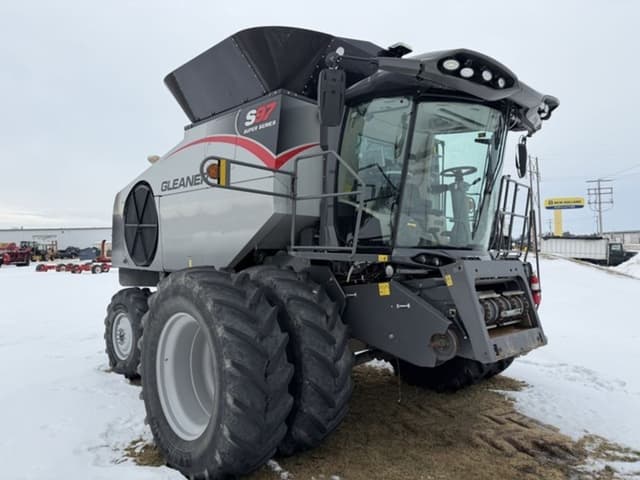 Image of Gleaner S97 equipment image 2