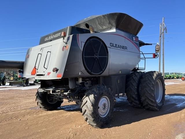 Image of Gleaner S97 equipment image 4