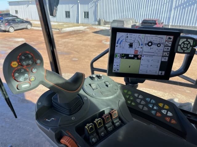 Image of Gleaner S97 equipment image 4