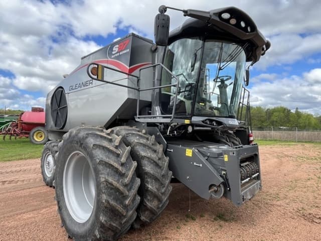 Image of Gleaner S97 equipment image 1