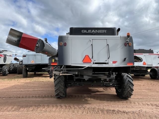 Image of Gleaner S97 equipment image 4