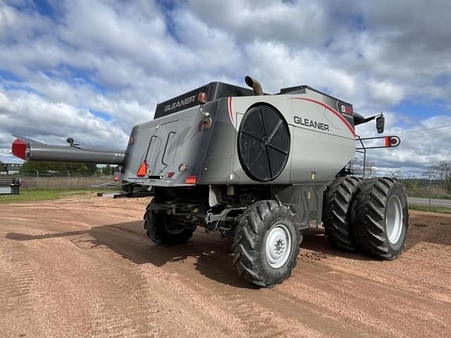 Image of Gleaner S97 equipment image 2