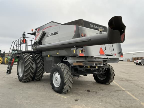 Image of Gleaner S97 equipment image 3