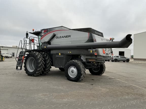 Image of Gleaner S97 equipment image 2