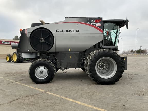Image of Gleaner S97 equipment image 4