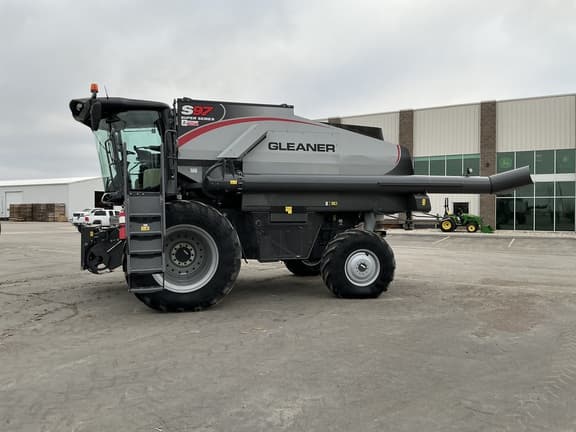 Image of Gleaner S97 equipment image 1