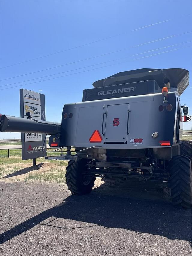 Image of Gleaner S98 equipment image 3