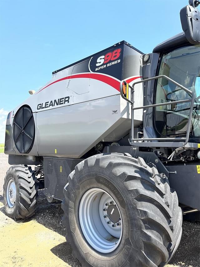 Image of Gleaner S98 equipment image 2