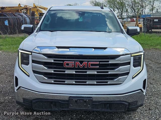 Image of GMC Sierra 1500 equipment image 1