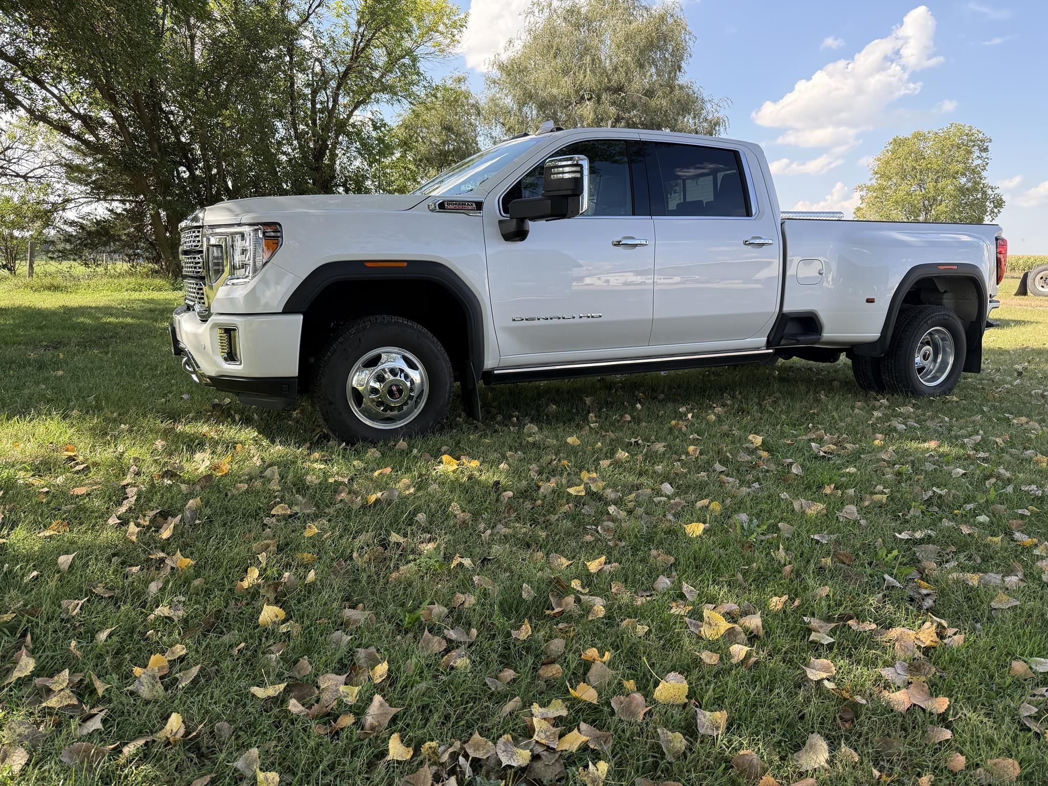 2022 GMC 3500HD Equipment Image0