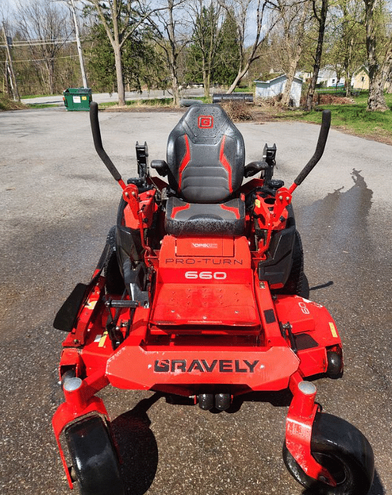 Image of Gravely Pro-Turn 660 equipment image 2