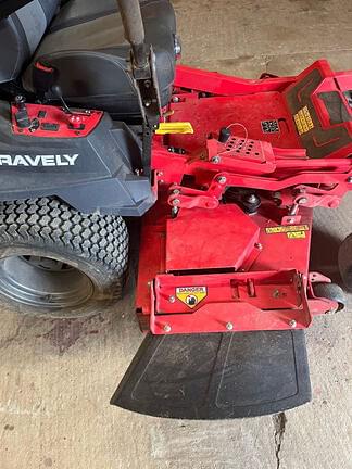 Image of Gravely Pro-Turn Z 52 equipment image 3