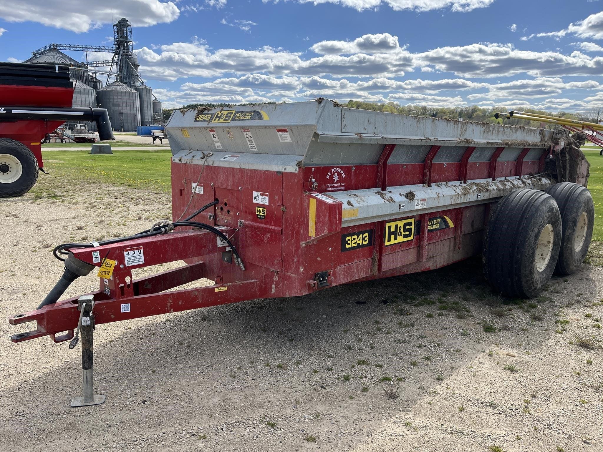 2022 H&S 3243 Equipment Image0