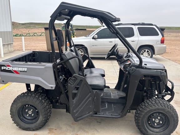 2022 Honda Pioneer 520 Equipment Image0