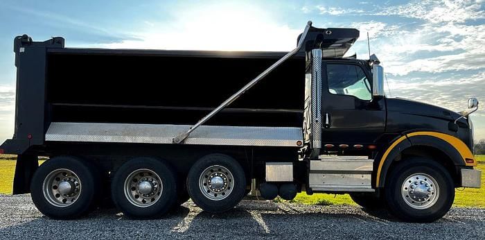 2022 International HX620 Equipment Image0