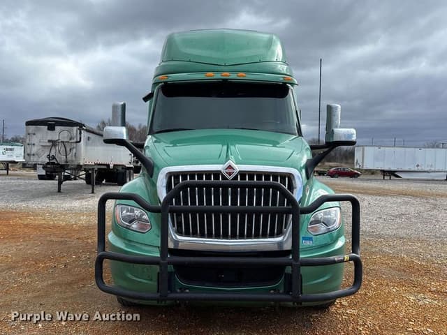 Image of International LT625 equipment image 1