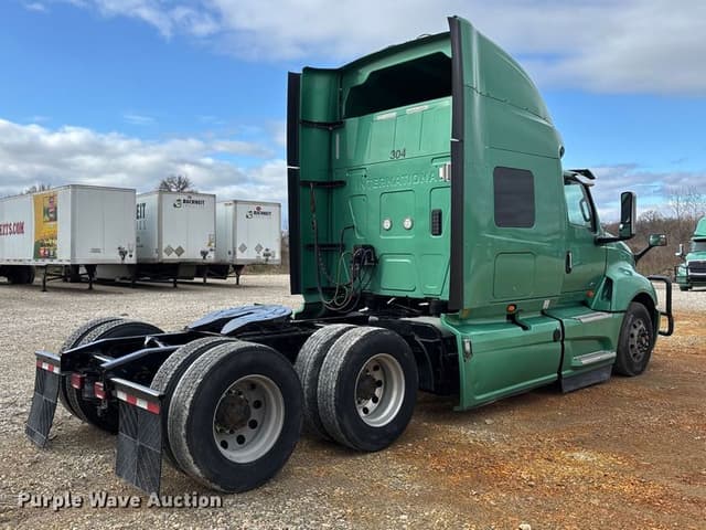 Image of International LT625 equipment image 4