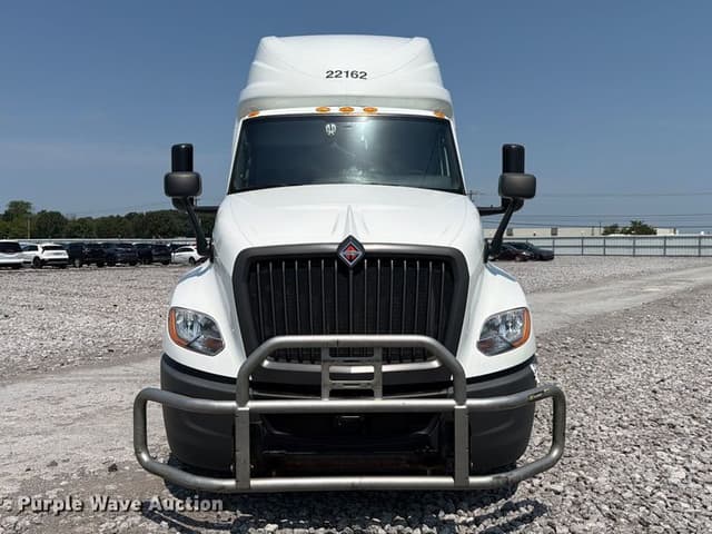 Image of International LT625 equipment image 1