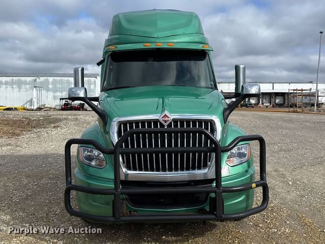 Image of International LT625 equipment image 1